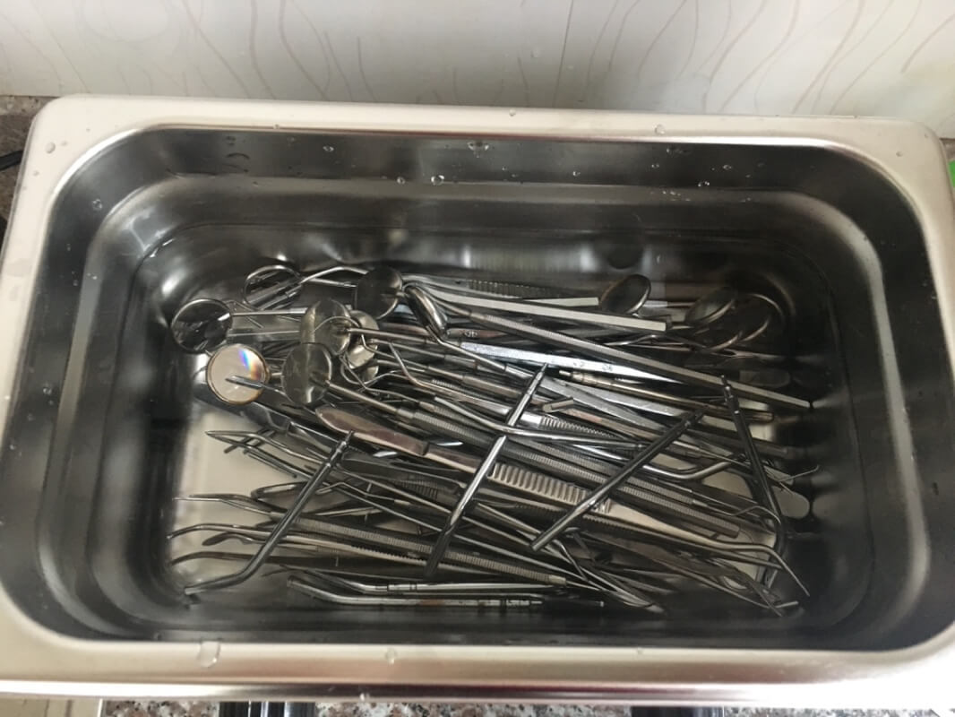 使用超聲波清洗牙科器械 使用超聲波清洗牙科器械